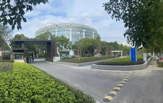 寶山大場這幢辦公樓下建了個小公園！